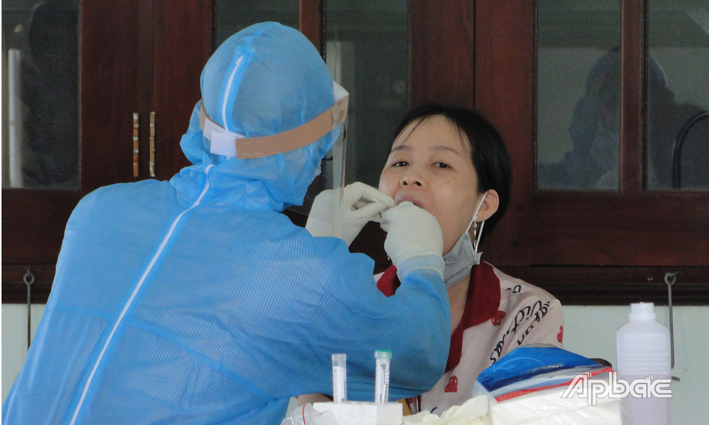 Việc cách ly và lấy mẫu xét nghiệm SARS-CoV-2 trong khu cách ly  của Tiền Giang được thực hiện nghiêm túc, đúng quy định