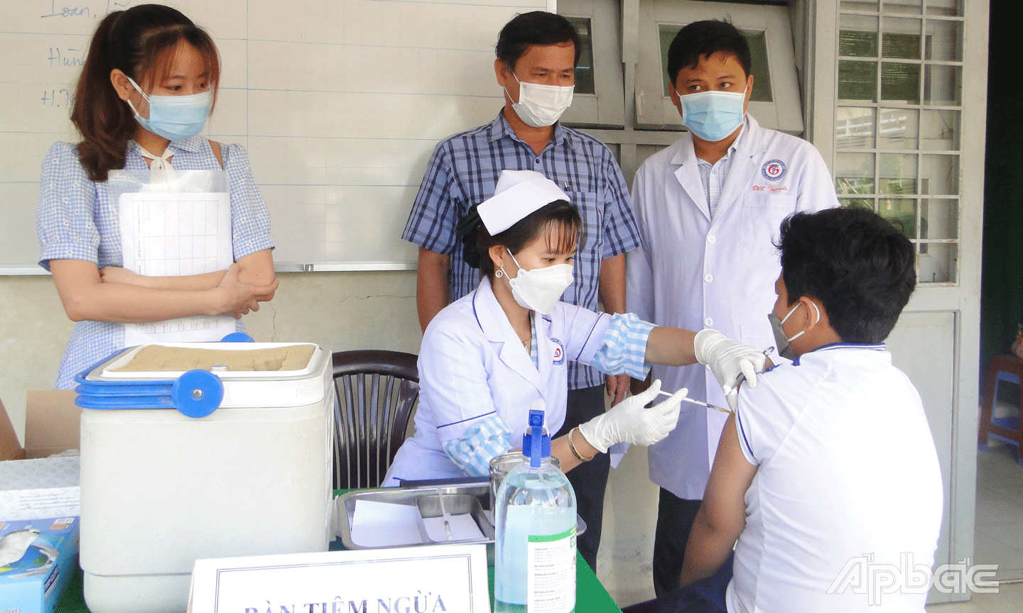 Bác sĩ chuyên khoa 2 Võ Thành Nhơn, Phó Giám đốc Trung tâm Kiểm soát bệnh tật tỉnh Tiền Giang giám sát tiêm vắc xin cho trẻ dưới 12 tuổi tại huyện Chợ Gạo.