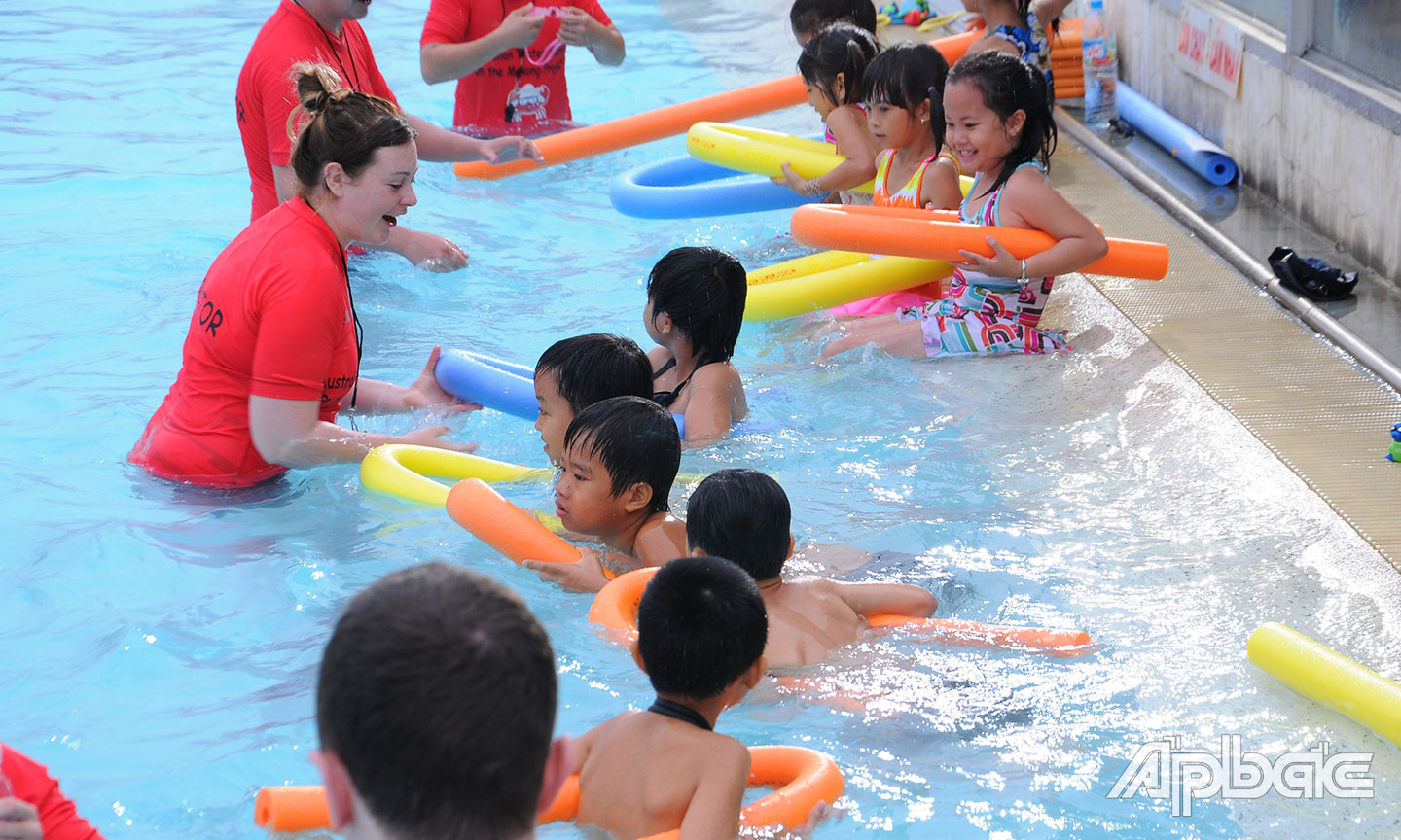 Dạy bơi cho trẻ em ở tỉnh Tiền Giang.                                                                                                                                                                Ảnh: lập đức