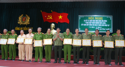Xây dựng nếp sống văn hóa vì nhân dân phục vụ