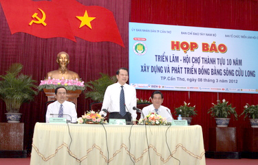 Phó Thủ tướng Chính phủ Vũ Văn Ninh tại buổi họp báo.