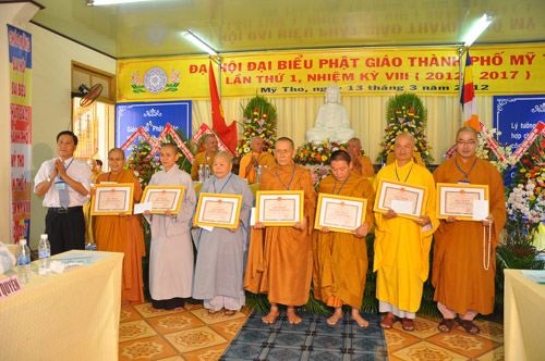 Ông Nguyễn Văn Vững, Phó Chủ tịch UBND TP. Mỹ Tho trao giấy khen cho Ban đại diện Phật giáo TP. Mỹ Tho và các cá nhân.