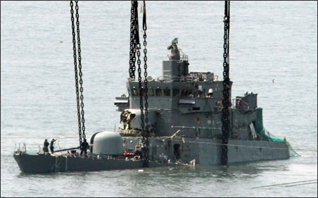 Tàu chiến Cheonan khi được trục vớt