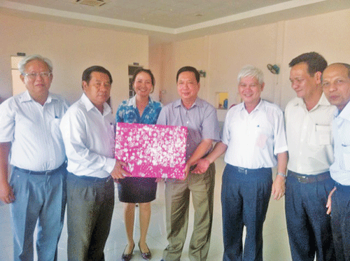 Bí thư Tỉnh ủy Trần Thế Ngọc tặng quà lưu niệm cho lãnh đạo tỉnh Bình Phước.
