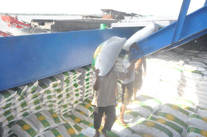 Chuyển gạo xuống sà lan để vận chuyển đến cảng  xuất khẩu.