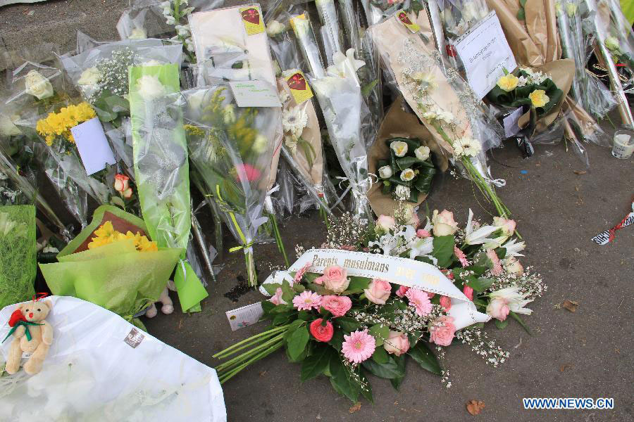 Hoa tưởng niệm 3 học sinh và một giáo viên bị sát hại ở trước cổng trường học Do Thái Ozar Hatorah ở Toulouse