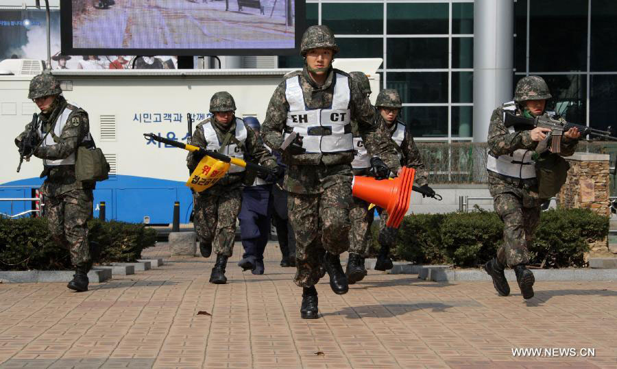 Lực lượng quân đội Hàn Quốc tham gia diễn tập chống khủng bố ở Seoul nhằm chuẩn bị cho Hội nghị thượng đỉnh hạt nhân lần 2 sắp tới - Ảnh: Tân Hoa Xã