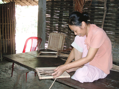 Bà Hà Thị Hồng, một người dân của làng nghề đan mây khung gỗ tại nhà.