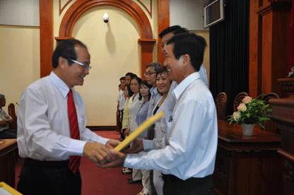Ông Trần Thanh Đức, Giám đốc Sở GD&ĐT trao giải A Hội thi đồ dùng, thiết bị dạy họctự làm cho các tập thể, cá nhân.