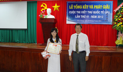 Lãnh đạo Sở Thông tin Truyền thông trao giải I cho em Nguyễn Phan Quế Lâm.