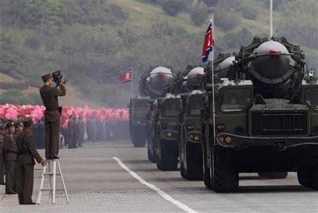 Một người lính Triều Tiên quay phim xe 