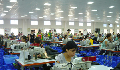 Công nhân đang làm việc tại Công ty TNHH Quảng Việt.