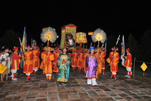 Hoàng đế và bá quan tiến vào Đàn tế ở Lễ tế Xã Tắc ở đàn Xã Tắc (phường Thuận Hòa, TP.Huế), 