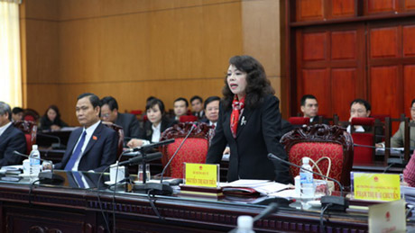 Bộ trưởng Bộ Y tế Nguyễn Thị Kim Tiến đưa ra giải pháp “Quy chế chuyển viện phải ngặt nghèo” tại phiên trả lời chất vấn trước Ủy ban Thường vụ Quốc hội.