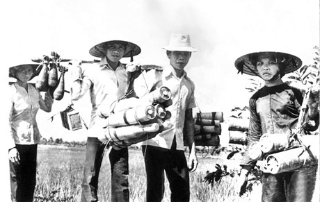 Hàng ngàn lượt nông dân tải đạn. Ảnh: Sách ảnh Việt Nam 30 năm chiến tranh giải phóng 1945-1975.