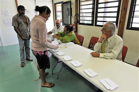 Một người phụ nữ chọn thẻ phiếu trước khi biểu quyết tại cuộc bầu cử 2012 tổng thống Pháp ở Noumea, New Caledonia 22 tháng 4 2012.  Ảnh: Reuters / Stephane Ducandas