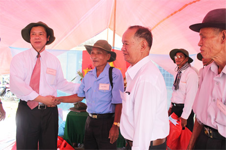 Ông Nguyễn Văn Danh, Phó Bí thư Thường trực Tỉnh ủy tham quan trại “Rạch Gầm - Xoài Mút” của Châu Thành.