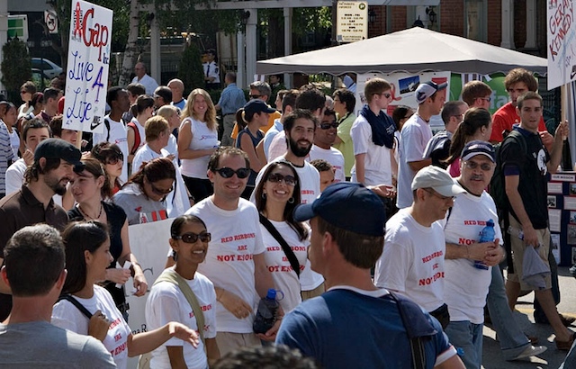 Đi bộ để gây quỹ phòng chống AIDS ở Toronto (Canada)
