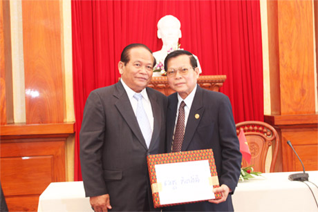 Ông Nguyễn Văn Khang, Chủ tịch UBND tỉnh nhận quà từ ông Năm Tum, Chủ tịch HĐND tỉnh Kampong Thom.