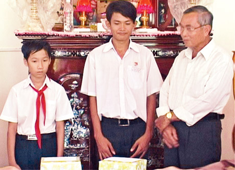 Ông Nguyễn Như Hai tặng quà cho học sinh giỏi.