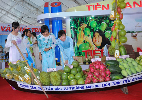 Gian hàng trái cây của Tiền Giang thu hút khách tham quan sau lễ khai mạc