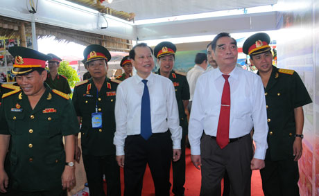 Ông Lê Hồng Anh, Thường trực Ban bí thư cùng Phó Thủ tướng Vũ Văn Ninh tham quan các gian hàng của QK9 tại hội chợ