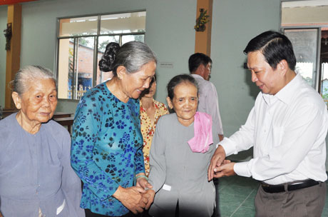 Bí thư Tỉnh ủy Trần Thế Ngọc và Phó Bí thư Thường trực Tỉnh ủy Nguyễn Văn Danh thăm hỏi và tặng quà gia đình chính sách.   