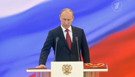 Ông Ông Putin đọc lời tuyên thệ ngắn gọn trên bản sao có bìa màu đỏ của Hiến pháp Nga