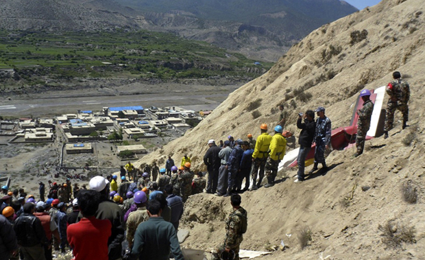 Nepal nhân viên cứu hộ và các quan chức kiểm tra trang web của một vụ tai nạn máy bay gần Jomson, 200 km về phía tây bắc của thủ đô Kathmandu, vào hôm thứ Hai. (Chandeshor Bastokoti / Associated Press)