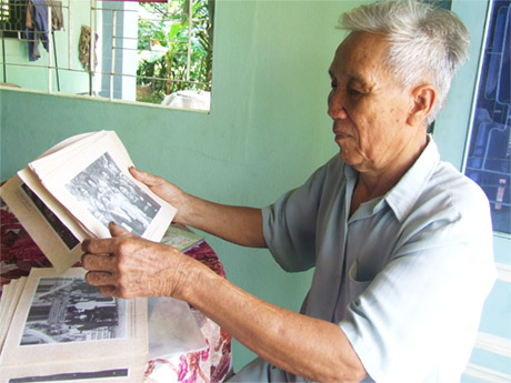 Chú Trần Văn Định luôn trân trọng và bảo quản cẩn thận tập ảnh Bác.