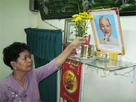 Hàng ngày, bà Danh Thị Lai  ở khu phố 7 (phường 4, TP. Mỹ Tho) đều  thắp nhang trên bàn thờ Bác Hồ.