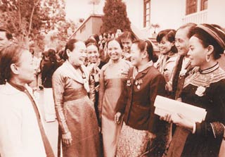 Năm 1965, Bác và bà Nguyễn Thị Thập tiếp đại biểu phụ nữ các dân tộc ít người.