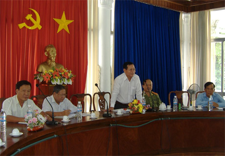 Chủ tịch UBND tỉnh Nguyễn Văn Khang tiếp xúc, đối thoại trực tiếp với các hộ khiếu nại kéo dài.