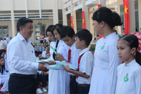 Ông Diệp Văn Sơn (em cố nhạc sĩ Diệp Minh Tuyền) trao học bổng cho học sinh.    