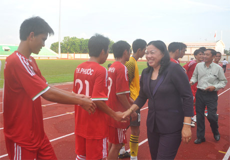 Bà Trần Kim Mai, Phó Chủ tịch UBND tỉnh xuống sân chúc mừng các cầu thủ Tiền Giang sau khi trận đấu kết thúc.
