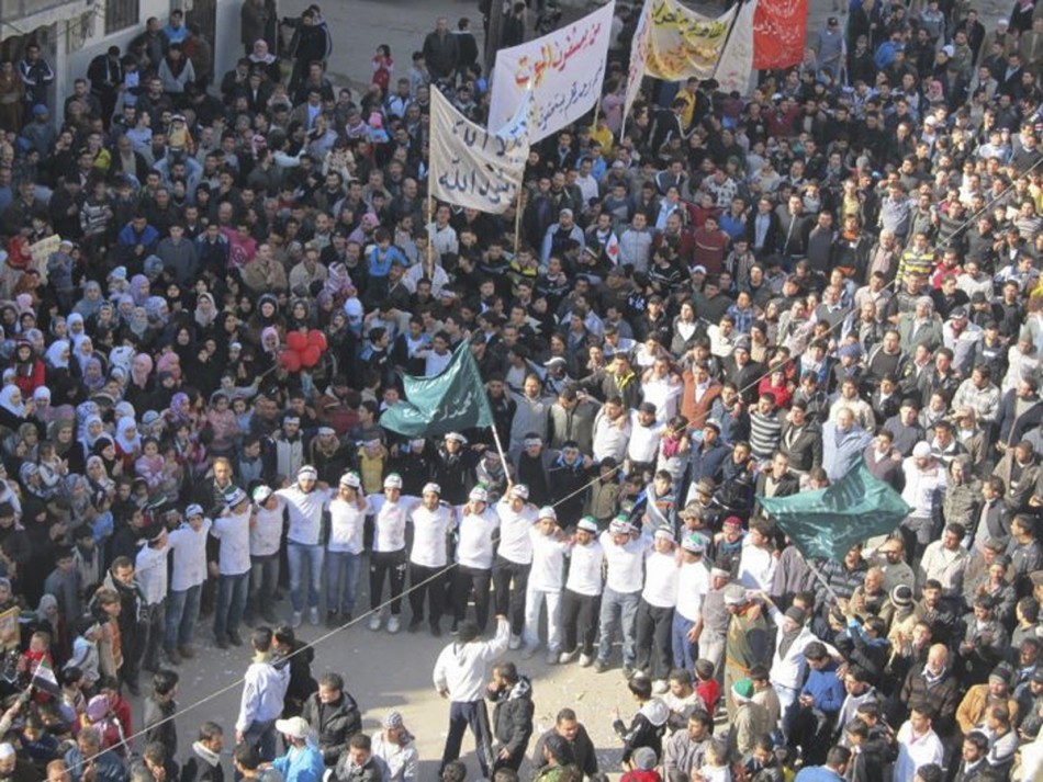 Người dân Syria biểu tình phản đối tình trạng bạo lực. Ảnh: CNN