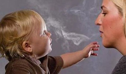 Trẻ bị tổn thương đến gen nếu cha mẹ hút thuốc