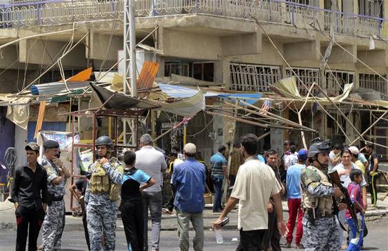 Hiện trường một vụ đánh bom xe xảy ra tại Baghdad ngày 19/4. (ảnh: AFP)