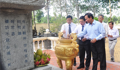 Lãnh đạo tỉnh thắp hương trước mộ AHDT - Thủ khoa Nguyễn Hữu Huân.