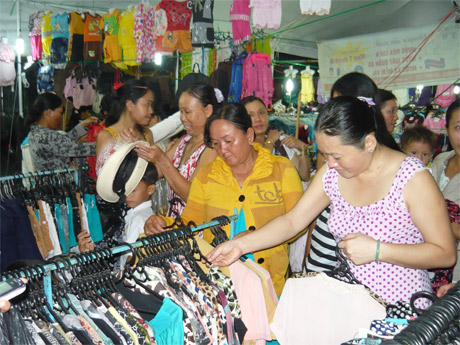 Người dân mua sắm tại Phiên chợ hàng Việt về chợ Phú Đông.