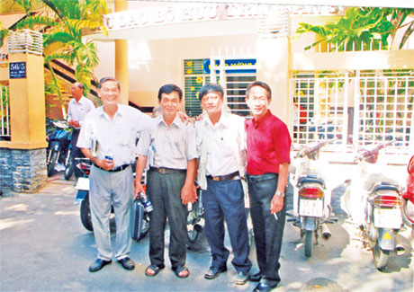 Từ trái qua phải: Trần Anh Tài, Trần Ngọc Hưởng, Đức Lập và Hoàng Đức trong buổi  họp mặt đồng hương Tiền Giang tại TP. Hồ Chí Minh mừng Xuân Nhâm Thìn - 2012.