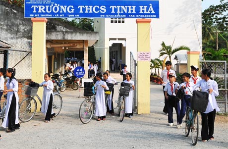 Trường THCS là điểm đến của học sinh các xã: Phú Kiết, Mỹ Tịnh An, Hòa Tịnh và một phần của xã Trung Hòa của huyện Chợ Gạo.