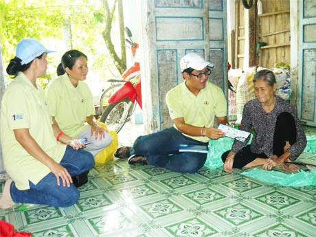 Các tình nguyện viên của Công ty TNHH VBL Tiền Giang đang tuyên truyền về hậu quả của việc lãng phí nước tại các hộ dân. 