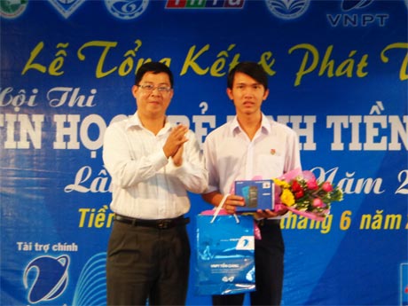 Anh Trần Thanh Nguyên, Bí thư Tỉnh Đoàn trao giải đặc biệt cho thí sinh Đỗ Cao Thượng Dương.