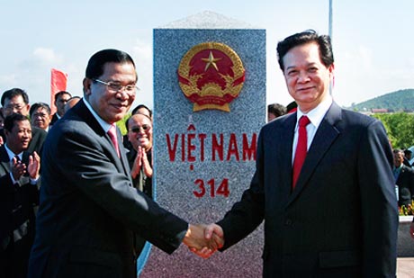 Thủ tướng Chính phủ nước CHXHCN Việt Nam Nguyễn Tấn Dũng  và Thủ tướng Chính phủ Vương quốc Campuchia Samdech Hunsen  tại Lễ khánh thành cột mốc 314.