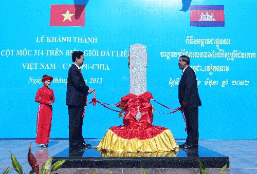 Thủ tướng Nguyễn Tấn Dũng và Thủ tướng Samdech Hun Sen đồng chủ trì lễ khánh thành cột mốc 314. Ảnh: TTXVN