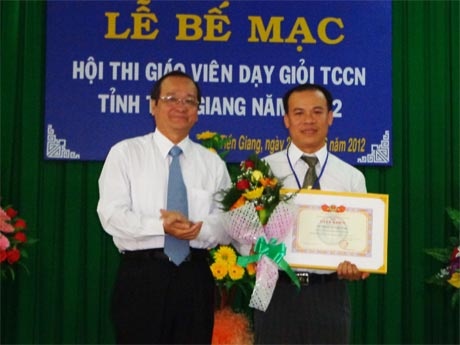 Ông Trần Thanh Đức, Giám đốc Sở GD&ĐT trao giải I cho thí sinh Võ Phong Vũ Anh Tuấn.