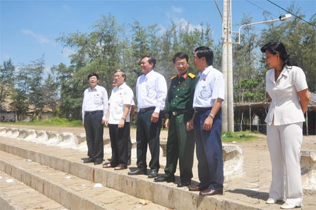 Đoàn đại biểu Quốc hội tỉnh Tiền Giang cùng lãnh đạo huyện Gò Công Đông khảo sát bờ kè đê biển Gò Công.