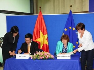 Bộ trưởng Ngoại giao Phạm Bình Minh và bà Catherine Ashton - Đại diện cấp cao An ninh và Chính sách đối ngoại EU ký Hiệp định PCA. Ảnh: TTXVN