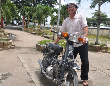Chú Tư Lộc giản dị với chiếc xe máy cũ kỹ mang niềm vui đến với học sinh nghèo.